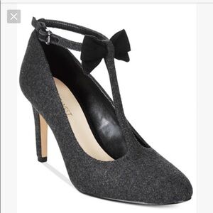 Like new Nine West holliston t strap bow heels